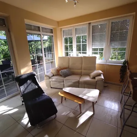 別荘 Benaja Swiss Nyaralohaz