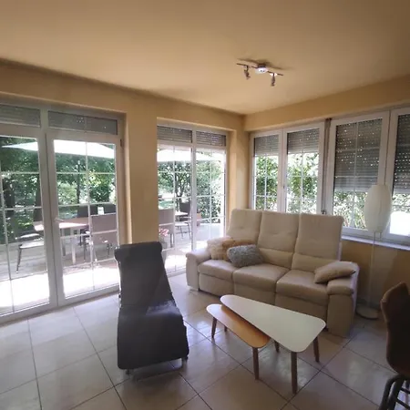 別荘 Benaja Swiss Nyaralohaz *