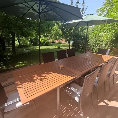 別荘 Benaja Swiss Nyaralohaz