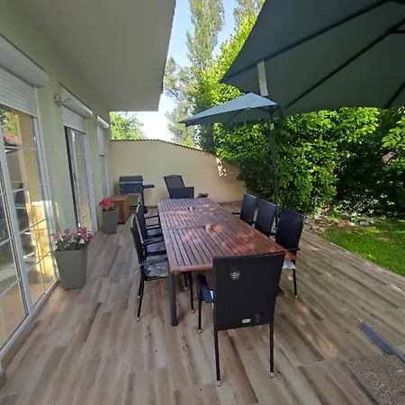 別荘 Benaja Swiss Nyaralohaz