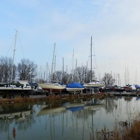 別荘 Benaja Swiss Nyaralohaz *